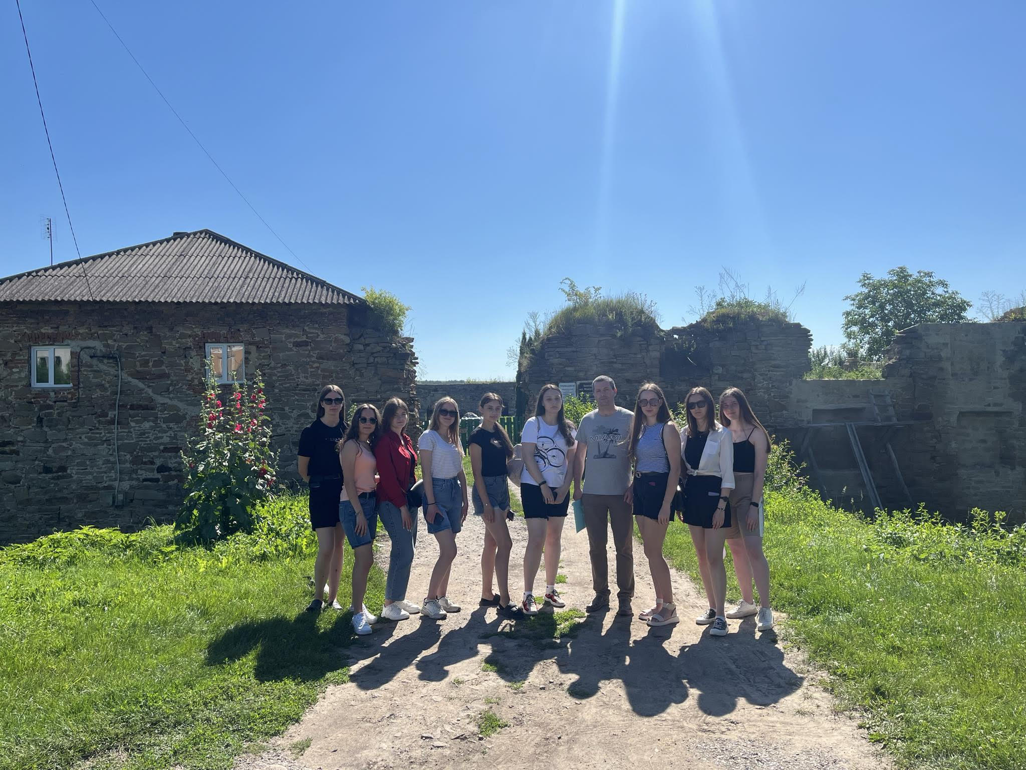 Біля Микулинецького замку, в якому постійно живуть люди